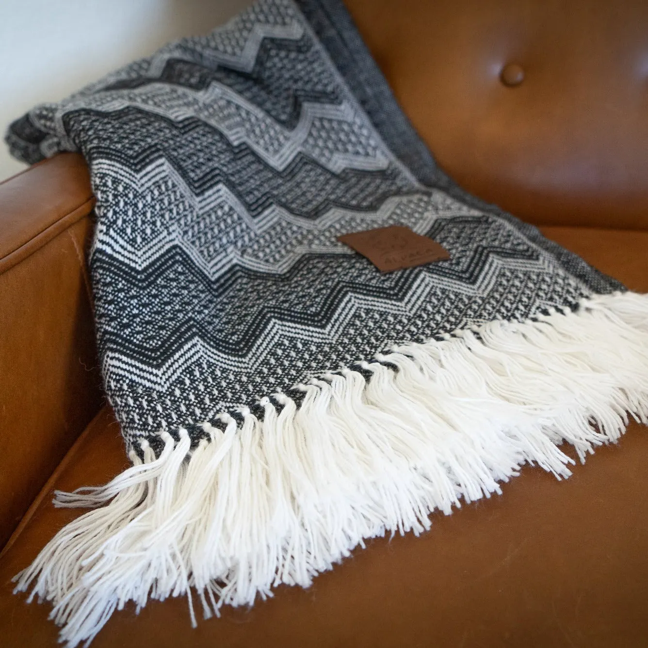 ALPACA BLACK & WHITE WAVES (ECUADOR)