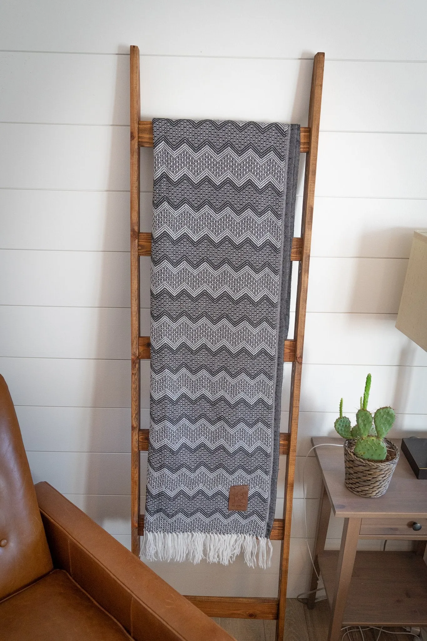 ALPACA BLACK & WHITE WAVES (ECUADOR)