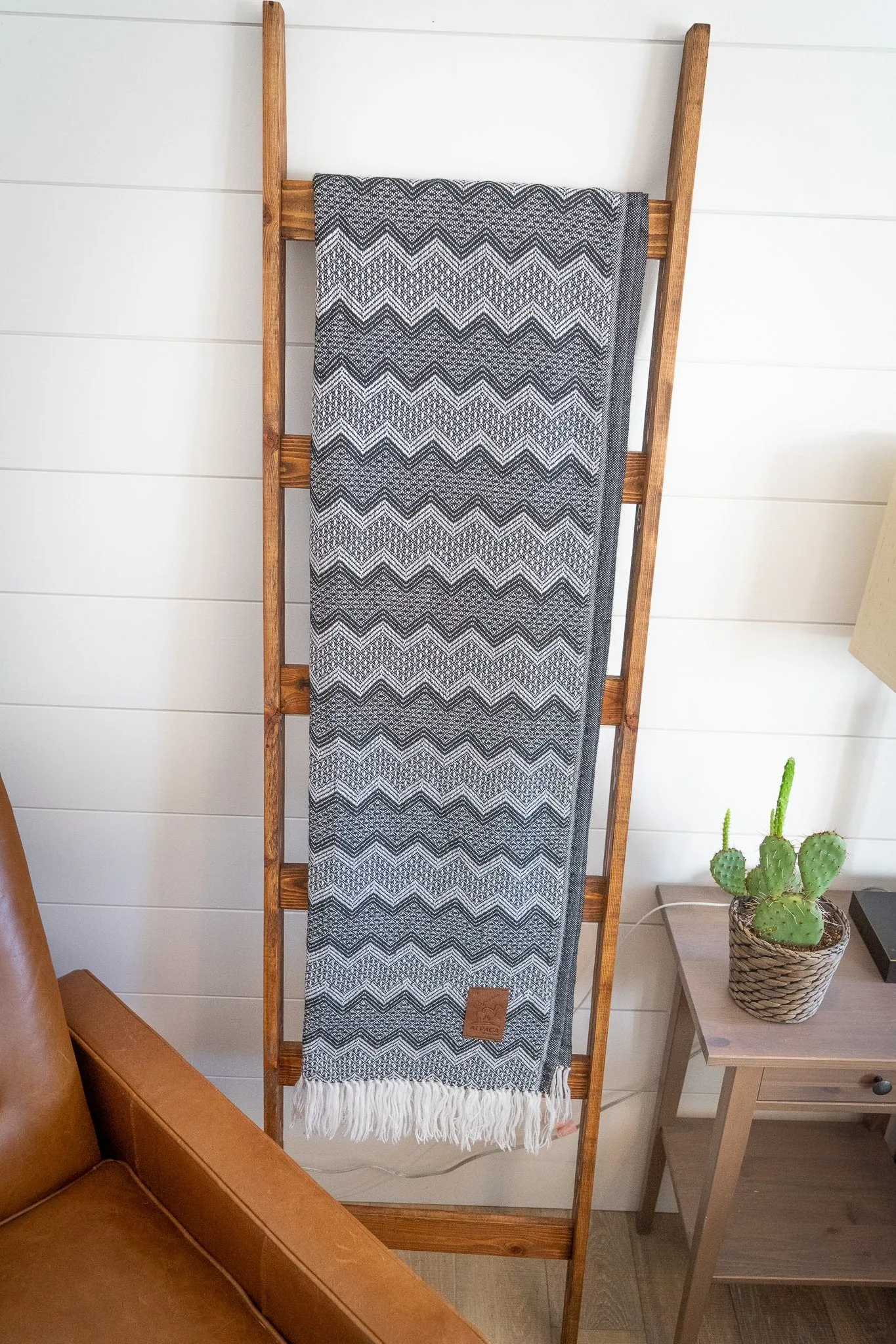 ALPACA BLACK & WHITE WAVES (ECUADOR)