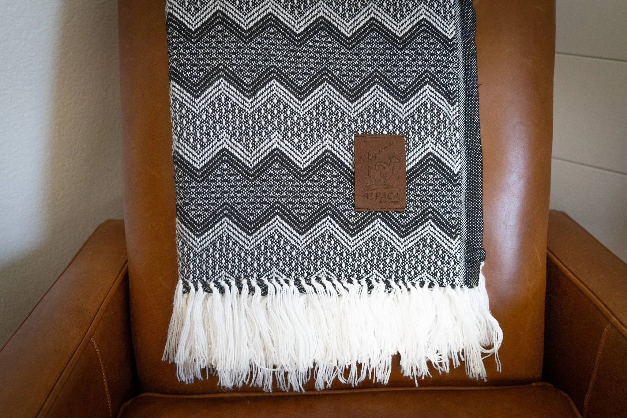 ALPACA BLACK & WHITE WAVES (ECUADOR)