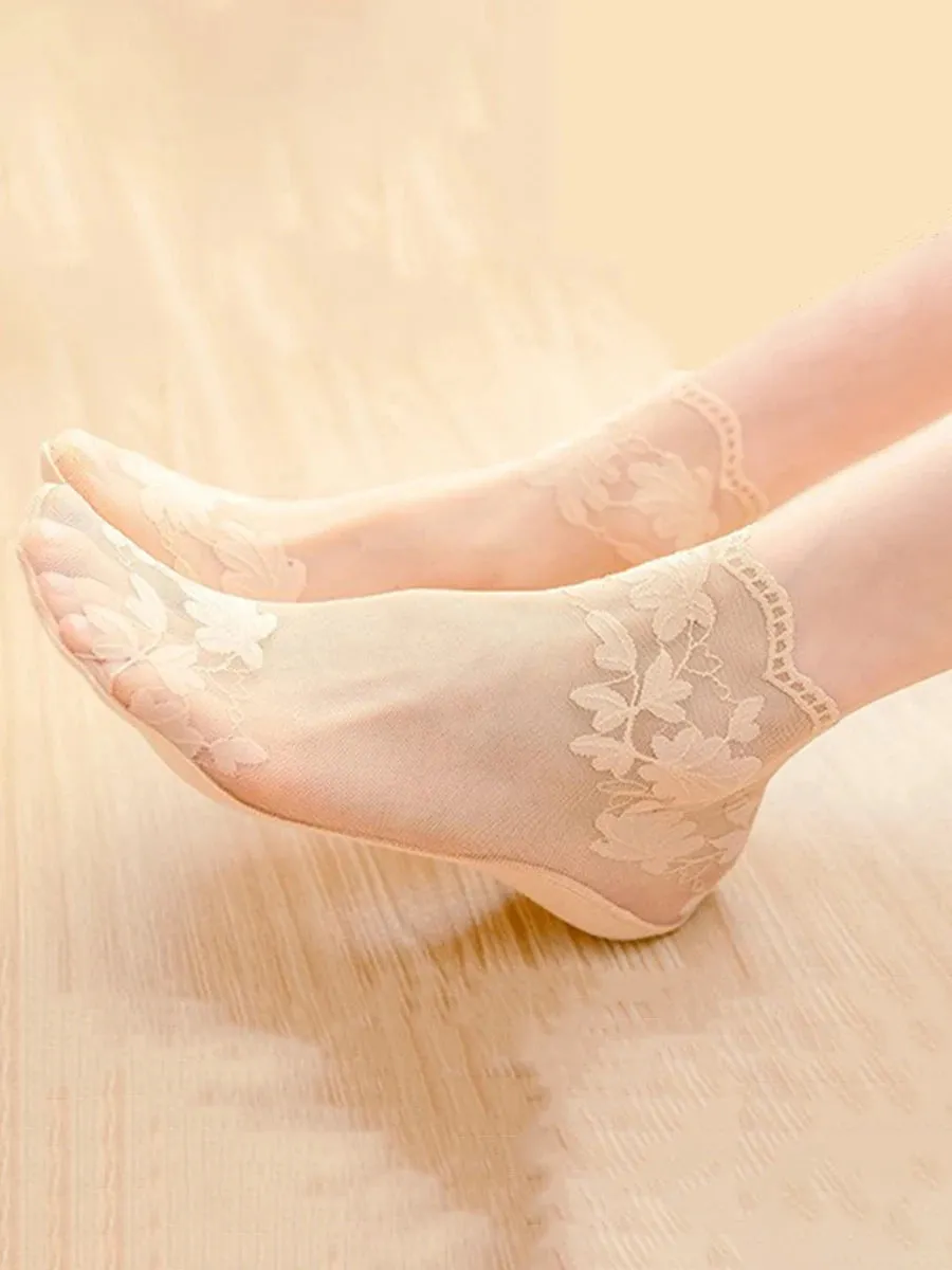Elegant Floral Lace Invisible Socks for Women – Non-Slip, Lightweight Design