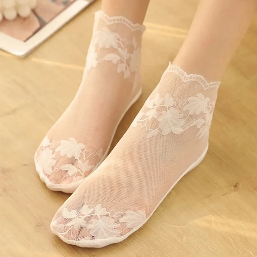 Elegant Floral Lace Invisible Socks for Women – Non-Slip, Lightweight Design